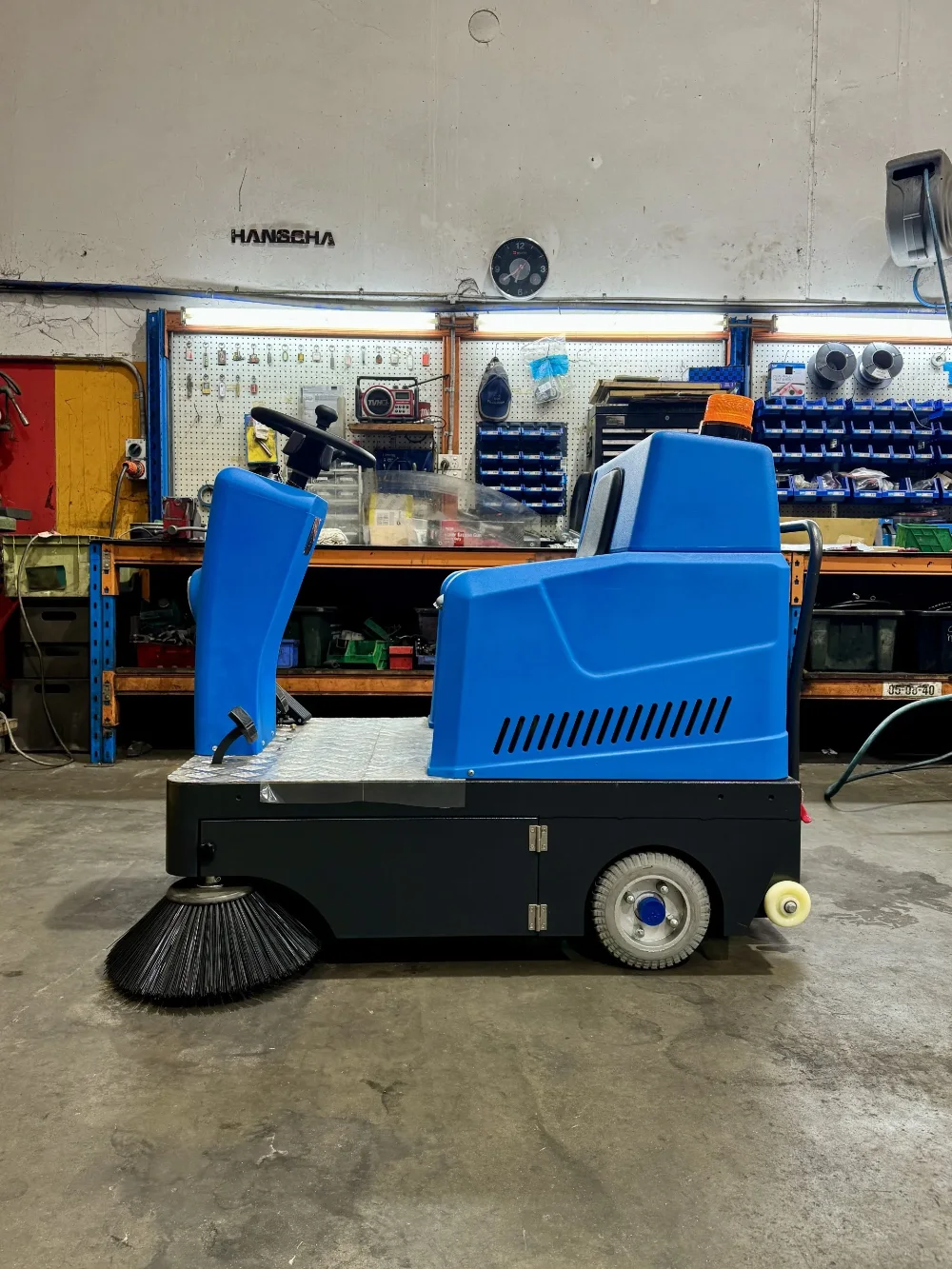 F709 Yale Sit down reach truck