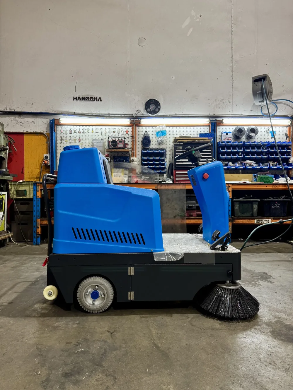 F709 Yale Sit down reach truck