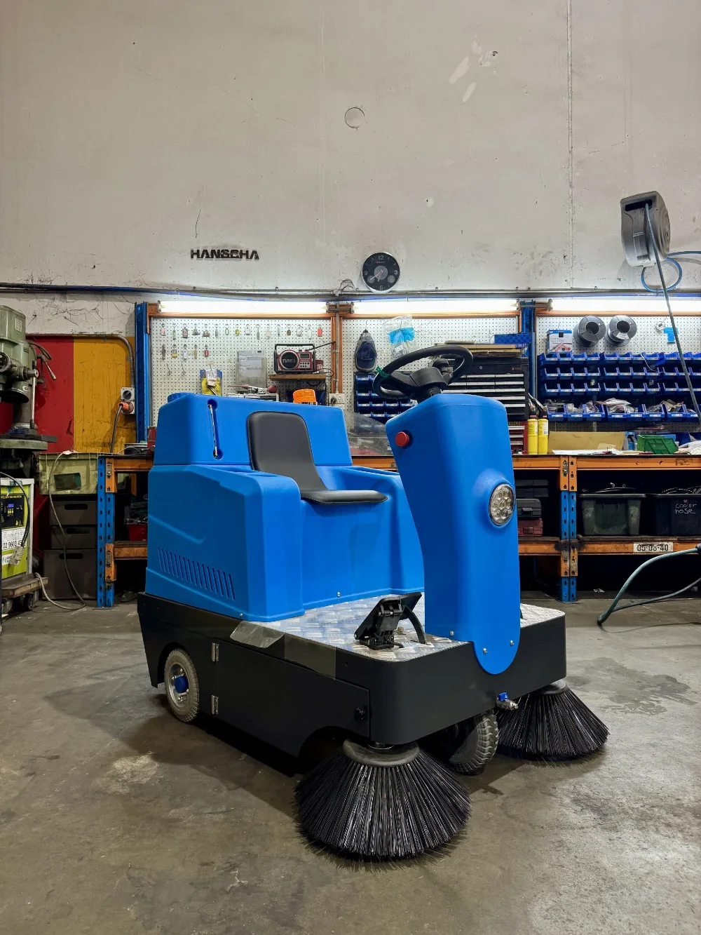 F709 Yale Sit down reach truck
