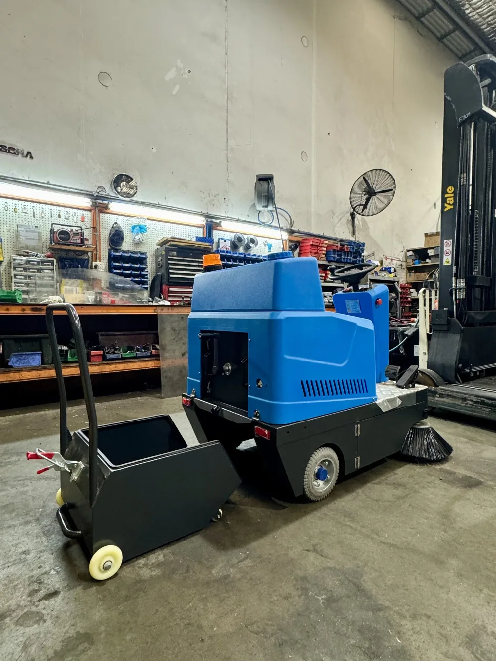 F709 Yale Sit down reach truck